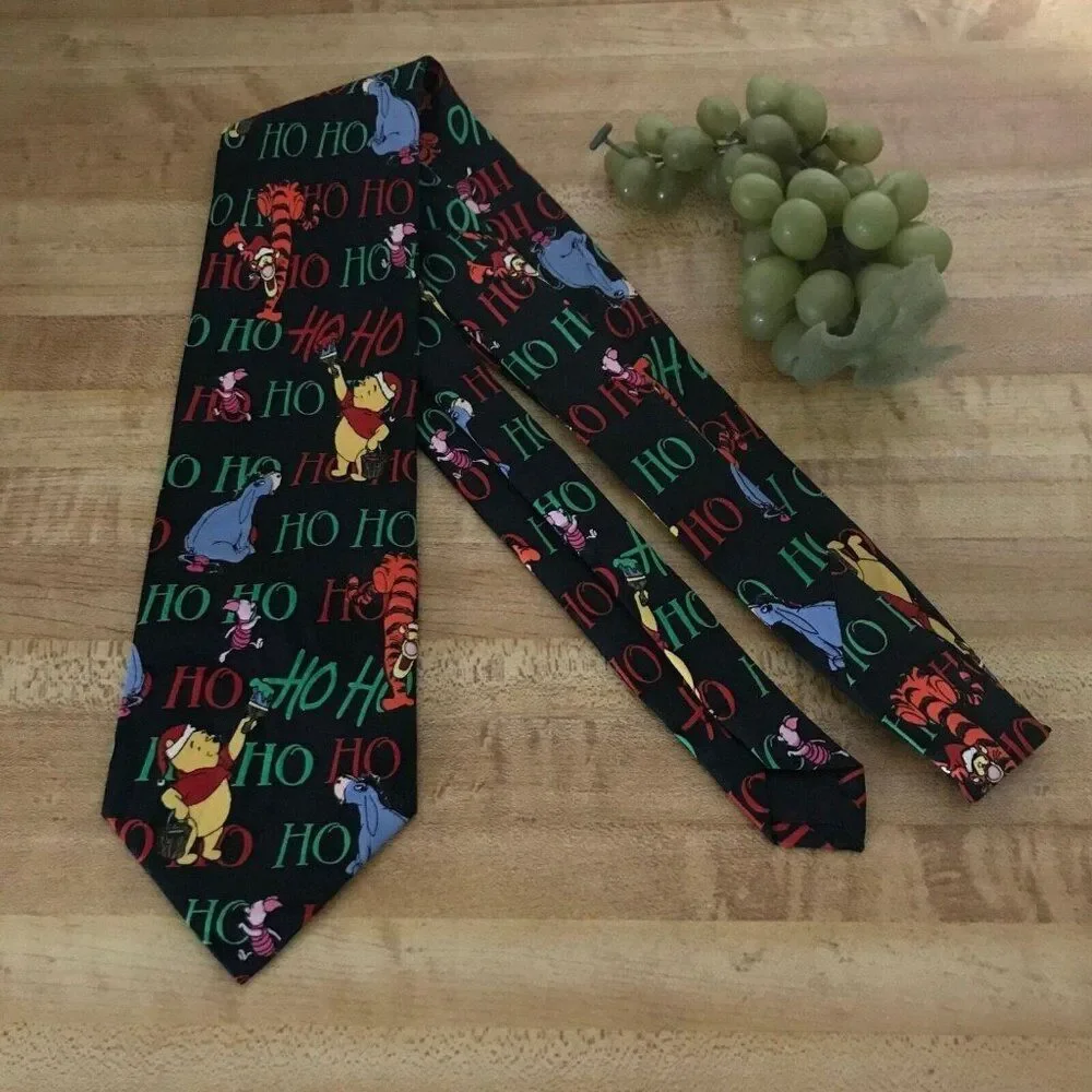1150 WINNIE THE POOH Christmas necktie vintage  57 in X 4 in